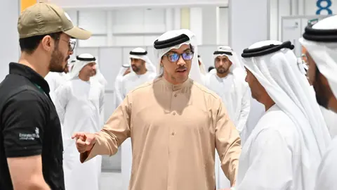 En el centro de la imagen el jeque Mansour bin Zayed, vicepresidente de EAU. (WAM)