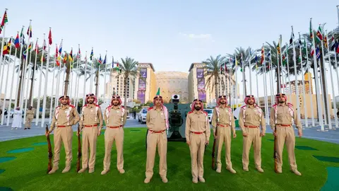 Miembros de la Policía de Dubai ante el cañón en Expo City. (Twitter)