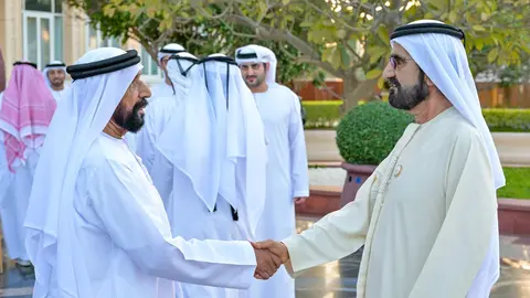 El jeque Sultán al Khateri da la mano al gobernante de Dubai. (Dubai Media Office)