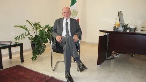 Luis Alfonso de Alba, en su despacho de la Embajada de México en Abu Dhabi. (EL CORREO)