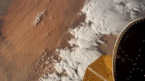 Una de las imágenes tomadas desde el espacio de la tormenta de arena. (Twitter)