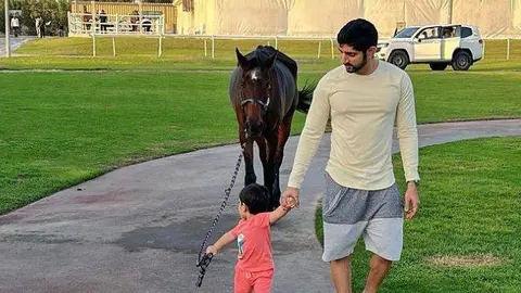 El príncipe heredero de Dubai junto a su hijo mayor y el caballo. (Instagram)