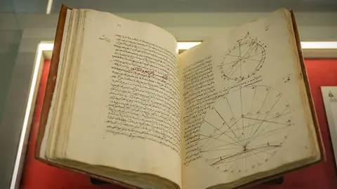 Un manuscrito español exhibido en Sharjah. (Twitter)