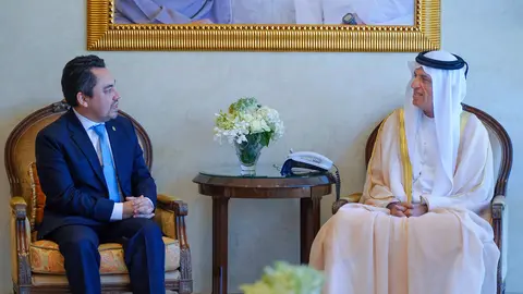 El embajador de Guatemala en EAU junto al gobernante de Ras Al Khaimah. (WAM)