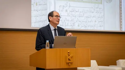 José Luis del Valle Merino, director de la Real Biblioteca de El Escorial, durante su discurso en Sharjah. (WAM)