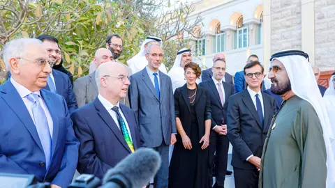 El jeque Mohamed bin Rashid Al Maktoun conversa con los integrantes del comité de 'Grandes Mentes Árabes'. (WAM)