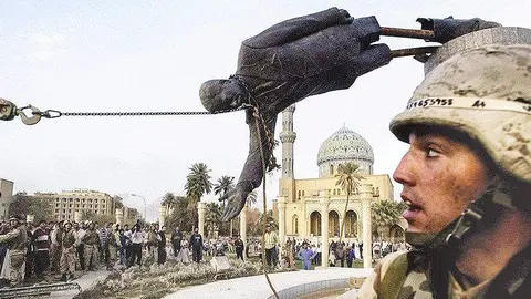 Manifestantes iraquíes derriban la estatua de Sadam Hussein en Bagdad en abril de 2003 en presencia de soldados estadounidenses. (@elOrdenMundial)