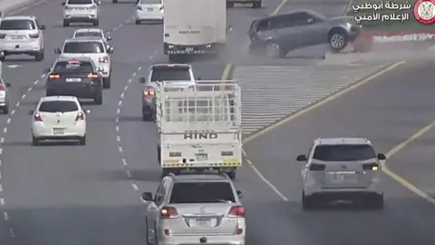 Una captura de pantalla de un accidente. (Instagram Policía de Abu Dhabi)