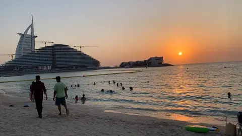 La playa de Jumeirah en Dubai. (EL CORREO)