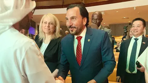 Samir Al Attrach, jefe de la Misión Diplomática venezolana en Abu Dhabi, conversa con autoridades emiratíes. (Cedida)