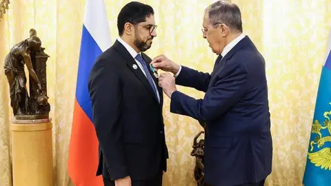 El embajador de EAU (izquierda) recibe la condecoración del ministro ruso. (WAM)
