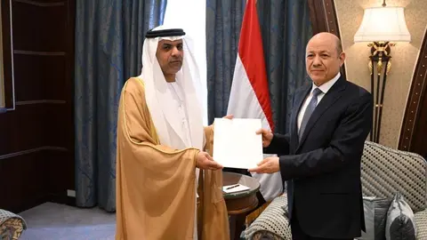 Al-Alimi recibió la carta de Mohamed Hamad Al Zaabi, embajador de EAU en Yemen. (WAM)