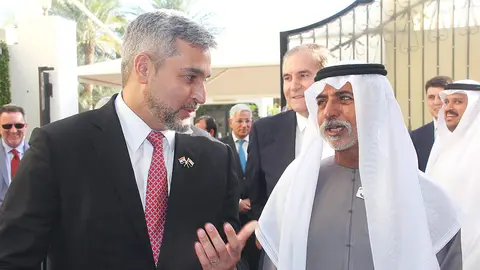El presidente de Paraguay, Mario Abdo, conversa con el jeque Nahyan Bin Mubarak Al Nahyan, ministro de Tolerancia de Emiratos Árabes Unidos, a la llegada a la Embajada de su país en Abu Dhabi durante la visita que protagonizó en febrero de 2023. (EL CORREO)