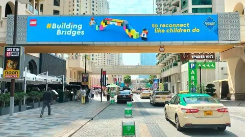 Un puente publicitario de Lego en Dubai. (Cedida)