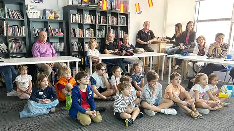 Niños participan en un Cuentacuentos en español en UCAM Dubai. (Cedida)