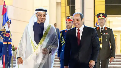 El presidente de Emiratos Árabes -izquierda- y de Egipto, reunidos en El Cairo. (WAM)