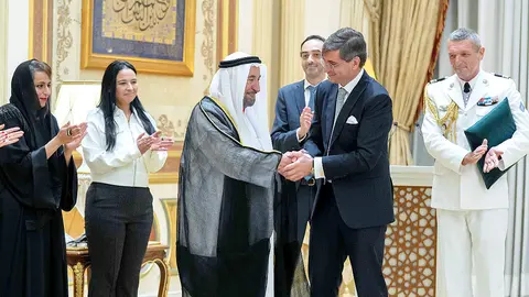El Dr. Sultan bin Mohammed al Qasimi, gobernante de Al Sahrjah, recibe de manos del embajador de Francia, Nicolás Niemtchinow, la Legión de Honor en el Palacio de Al Badía. (WAM)