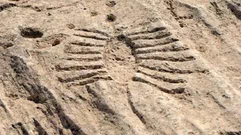 Los símbolos en Al Jassasiya en el desierto Qatar. (Twitter)