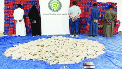 Una imagen de los contrabandistas y la droga confiscada. (SPA)