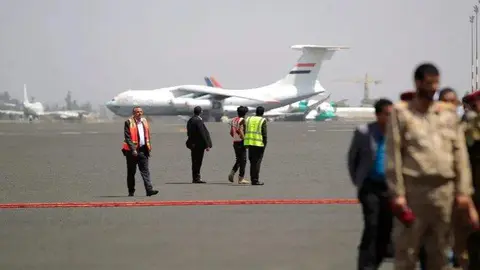 El personal del aeropuerto y las fuerzas de seguridad hutíes en la pista del aeropuerto de Saná mientras se iniciaba un gran intercambio de prisioneros. (Al Arabiya)