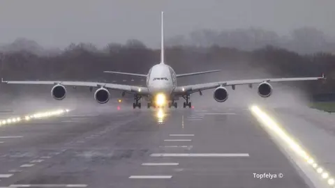 El A380 de Emirates en la pista del aeropuerto Londres-Gatwick. (Topfelya)