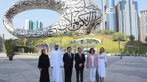 Alba Cavallo, junto al presidente de Castilla-La Mancha, el embajador de España en EAU y autoridades emiratíes tras llevar a cabo un servicio de interpretación en el Museo del Futuro de Dubai. (Cedida)