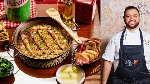 El chef de Lola Taberna, el jerezano Daniel Pérez Delgado, junto a una de sus espectaculares paellas. (Cedida)