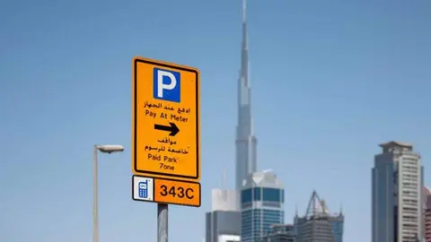 Zona de parking pagado en Dubai. (Twitter)