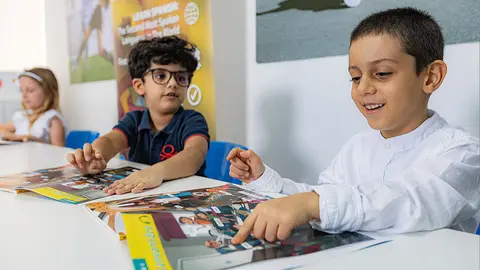 Niños aprenden español en la sede de UCAM Dubai. (EL CORREO)