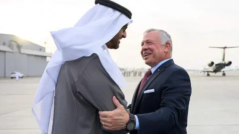 El presidente de EAU junto al rey de Jordania en Abu Dhabi. (WAM)