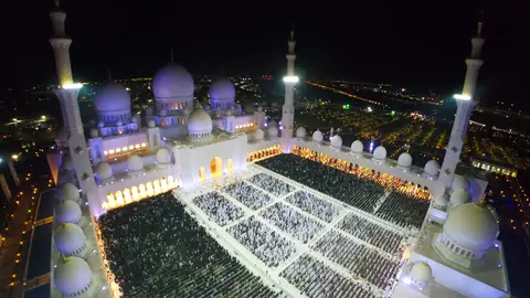 Una vista aérea de los fieles en la Gran Mezquita Zayed. (WAM)