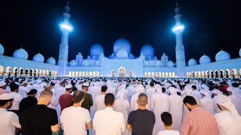 Fieles durante el rezo en Abu Dhabi. (WAM)