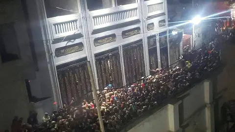 Miles de personas concentradas en el lugar donde supuestamente tuvo lugar la estampida. (@Alsakaniali)