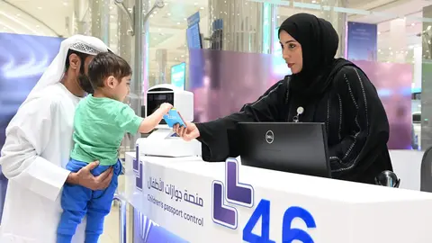 El control de pasaportes infantil en el Aeropuerto de Dubai. (Twitter)