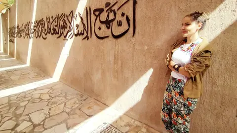 La artista ecuatoriana Ana Liz Cordero en Al Fajidi, en el barrio antiguo de Dubai que acoge su galería, situada en Casa 40. (EL CORREO)