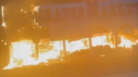 Una captura de pantalla de un vídeo del incendio publicado en Twitter.