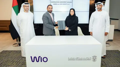 Representantes del banco y del Departamento de Economía de Abu Dhabi. (WAM)