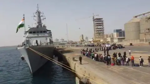 Evacuaciones en Port Sudán. (Twitter)