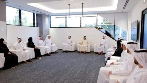 El gobernante de Dubai en el centro de la imagen. (Twitter)