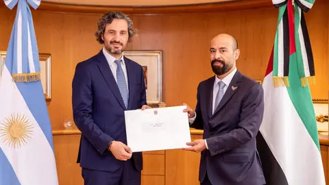 El ministro de Exteriores de Argentina y el embajador emiratí. (WAM)