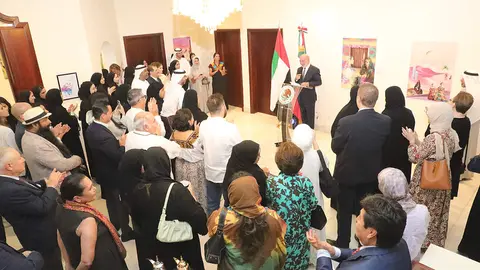 Luis Alfonso de Alba, embajador de México en EAU, interviene ante las numerosas personas que asistieron a la apertura de la exposición. (HCT–ADWC)