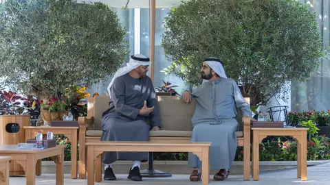 El presidente de EAU (izquierda) junto al vicepresidente. (WAM)