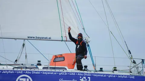 El barco de Abu Dhabi junto a su tripulante. (WAM)