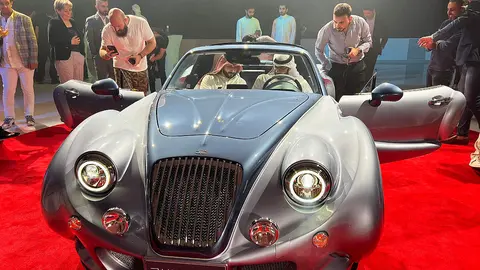 Emiratíes examinan con sumo interés el modelo Gran Albaycín de Hunda presentado en Dubai. (EL CORREO)