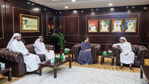 La ministra emiratí junto a altos funcionarios de Dewa en Dubai. (Twitter)