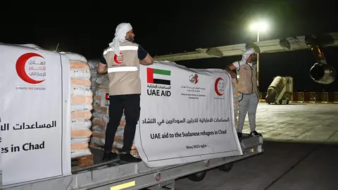 Avión con ayuda de Emiratos a sudaneses refugiados. (Twitter)