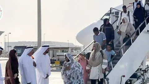 Los evacuados por Emiratos descienden del avión. (Twitter)
