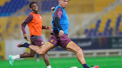Cristiano Ronaldo en un entrenamiento con el club saudí. (Twitter)