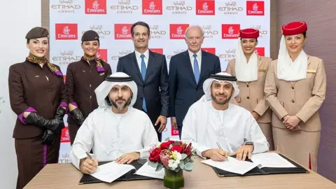 Un momento de la firma del acuerdo entre Emirates y Etihad. (Twitter)