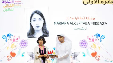 La artista mexicana recibe el premio en Sharjah. (Twitter)